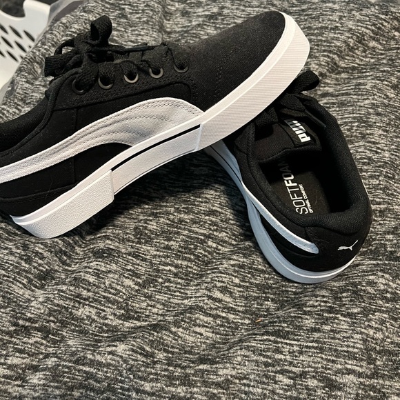 New never worn Puma Sneakers - Picture 2 of 4